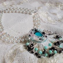 Colar Océane bordado com pérolas redondas marmorizadas em azul céu e preto 